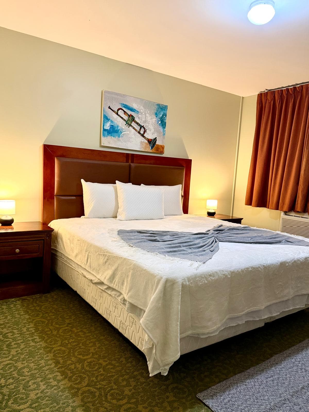 King Bed — seating area