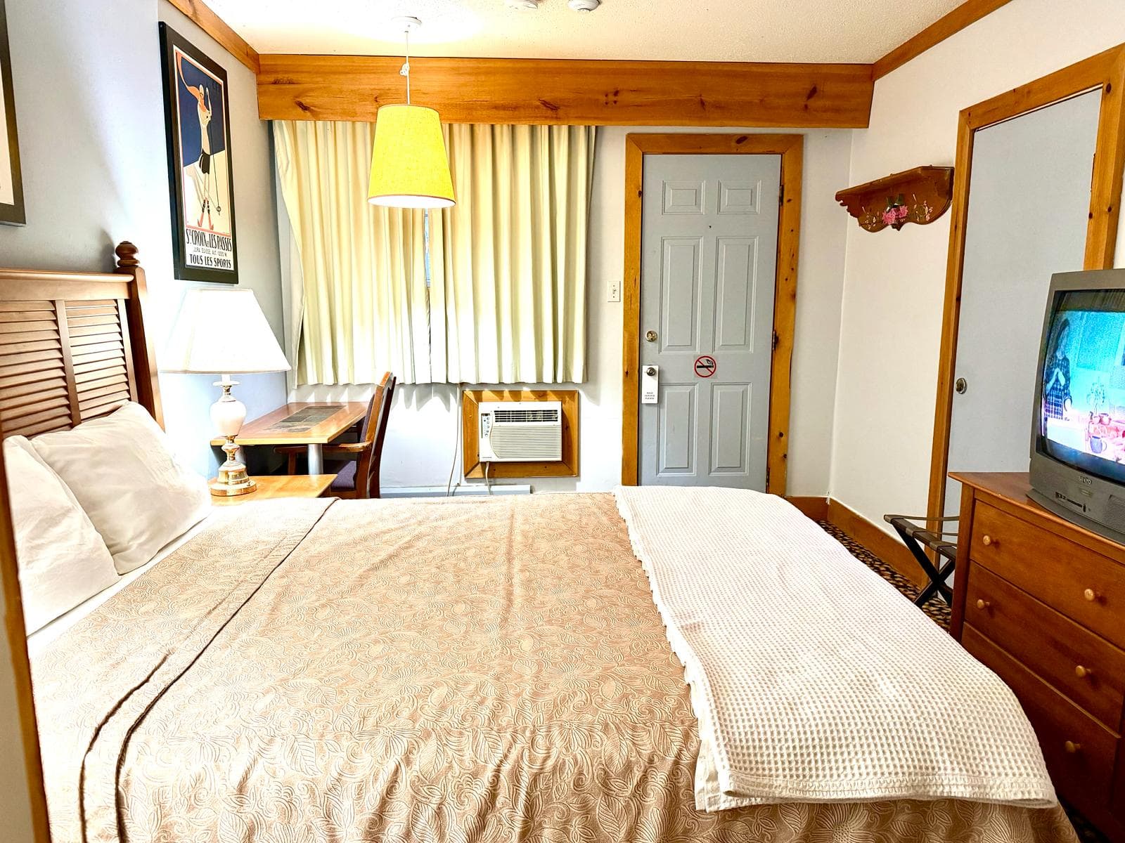 Queen Bed Room at Rocky Mountain Lodge & Suites